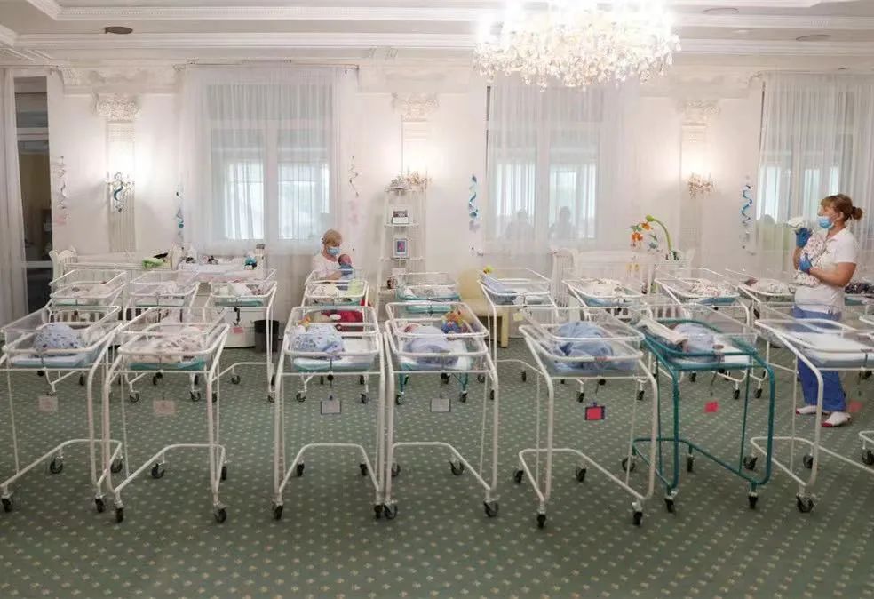 乌克兰代孕妈妈防空洞分娩_BioTexCom代孕机构战时照顾婴儿_乌克兰助孕医院